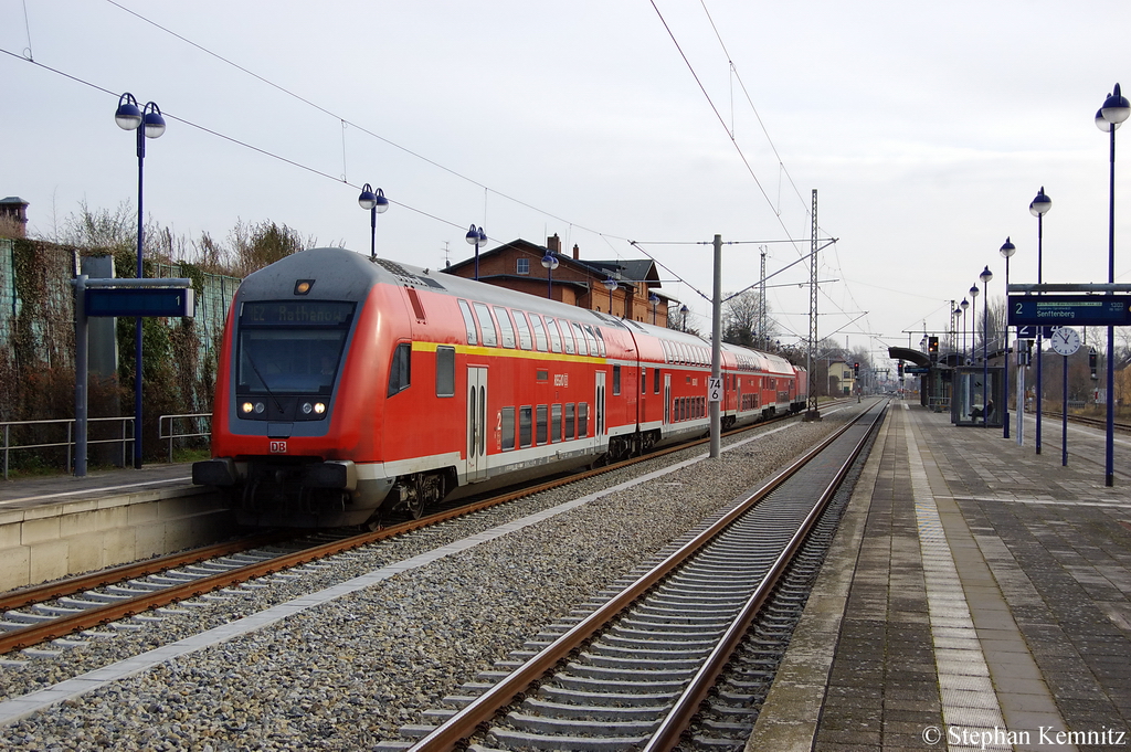 RE2 (RE 37380) von Cottbus nach Rathenow in Lbben(Spreewald). Geschoben hatte die 114 026-8. 26.11.2011