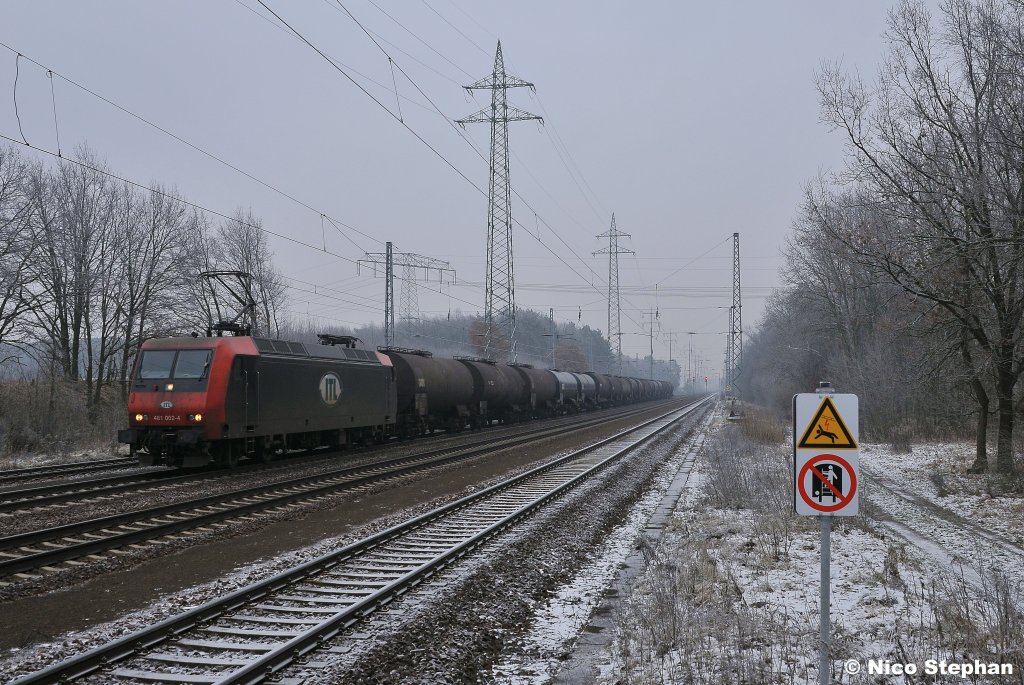 Re481 002-4 der ITL rollt mit einem Kesselzug gen Saarmund,hier durchfhrt sie gerade die Ausweichstelle von Diedersdorf (30.01.11)