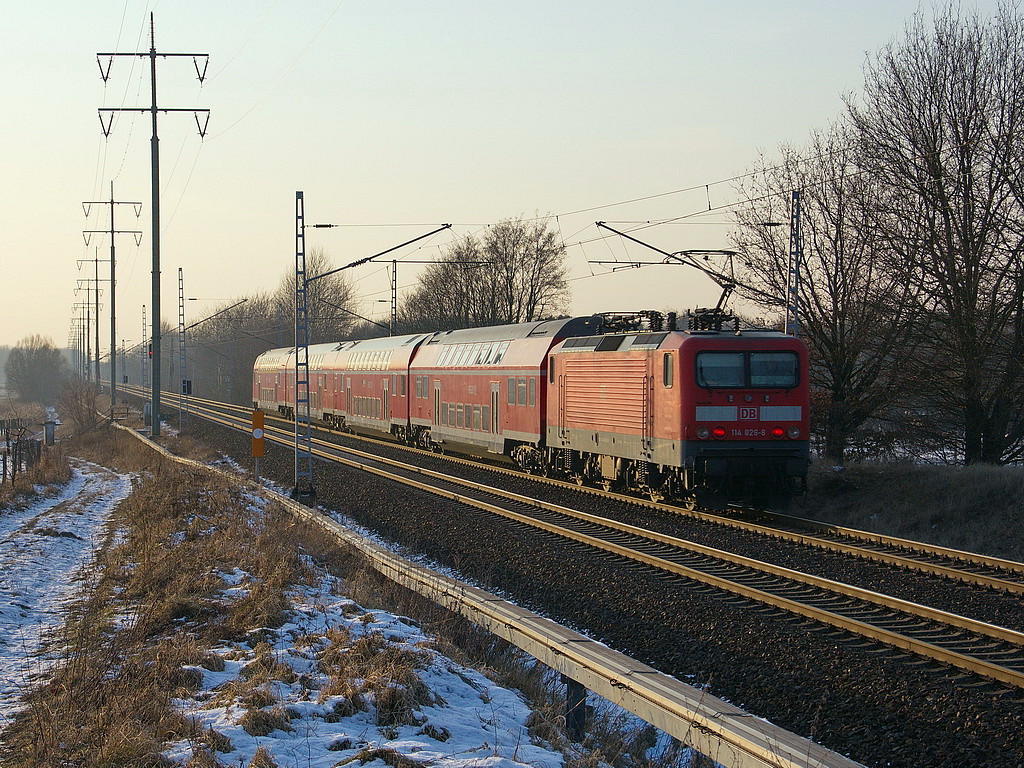 Schublok 114 026-8 mit RE 3 (RE 18316) nach Stralsund Hauptbahnhof an der Fotostelle in Diedersdorf am 08. Februar 2012.