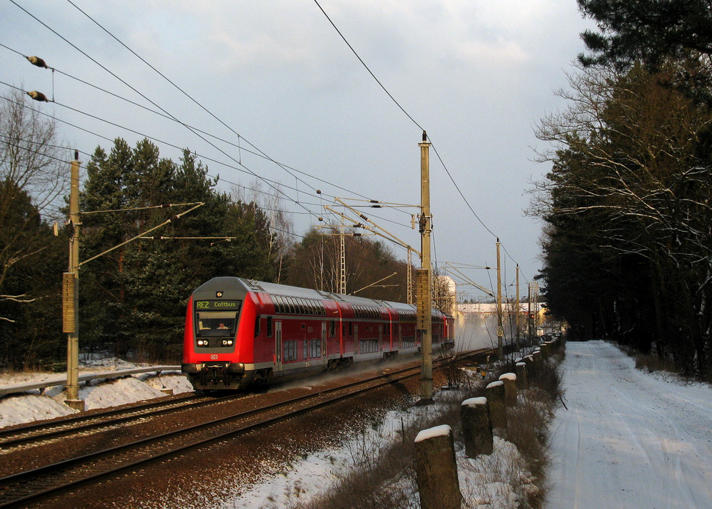 Spotlight fr den RE 2 nach Cottbus am 18.12.2009 durch Bestensee.
