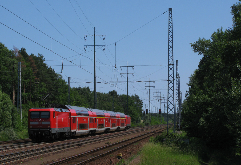 Um 12:37 kam am 02.06.2011 die erste von zwei Regio-Besonderheiten. Es war 112 109 und 112 123 mit einem RE 2 nach Berlin Hbf. (tief). Als Ersatz des Steuerwagens lief die zweite 112er und ein weiterer erste Klass