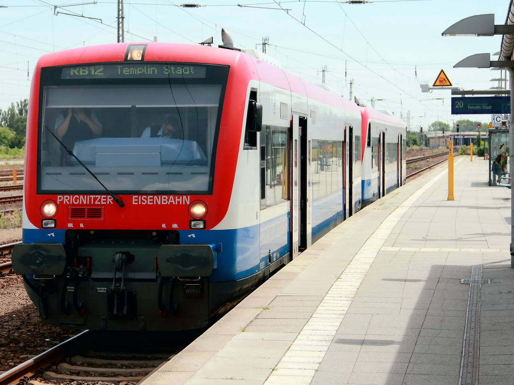 VT 650.05 mit VT 650.08 steht im Bahnhof  Oranienburg am 01. August 2012 als RB 12 (PEG 79716 Prignitzer Eisenbahn) nach Templin Stadt  zur Abfahrt bereit. 