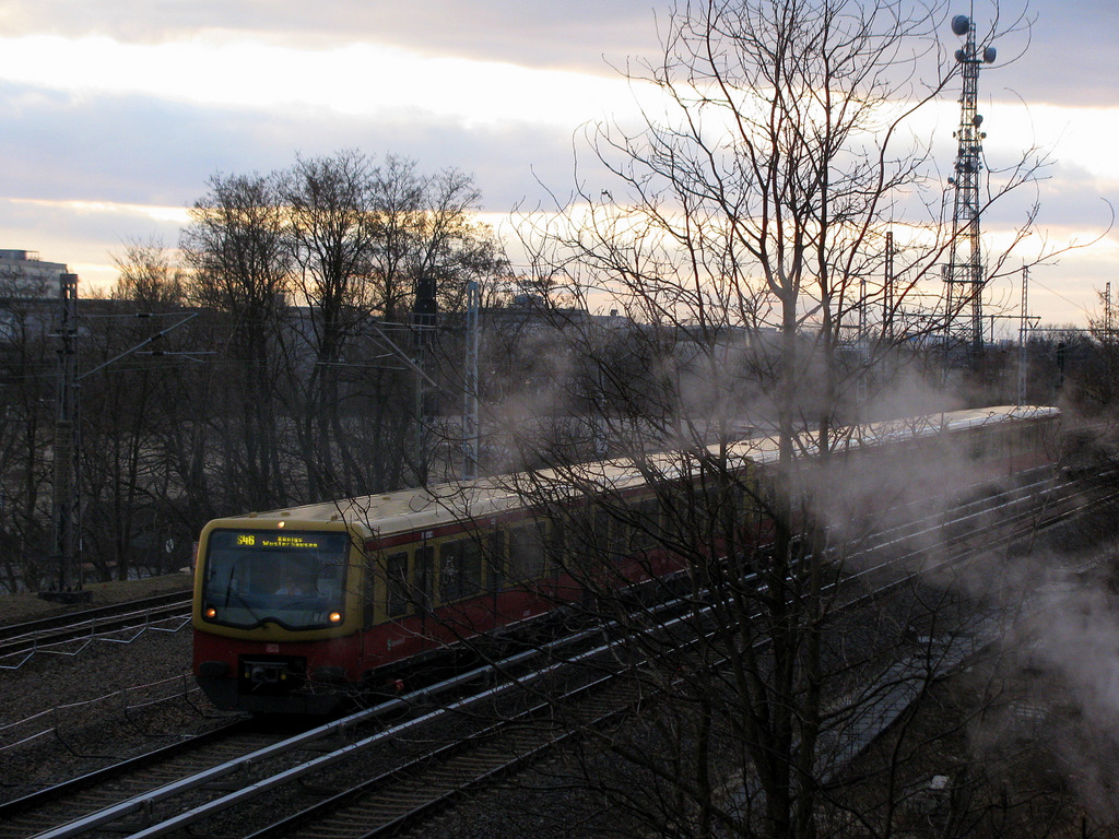 Whrend der Dampfsonderzug auf Einfahrt in den Bahnhof Berlin Schneweide am 07.03.2010 wartete, gesellte ich mich ans offene Fenster und fotografierte diese 6-wgige S 46 nach Knigs Wusterhausen.