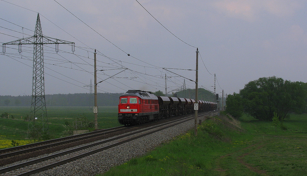 Whrend des immensen Schauer rauschte 232 379-8 mit Schttgutwagen Richtung Saarmund durch Nudow an den nasser werdenden Fotografen vorbei. 29.04.2011