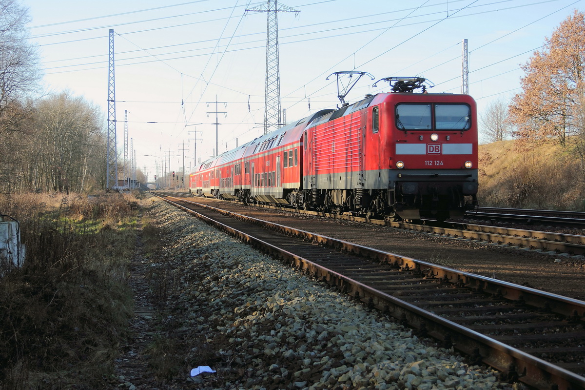112 124 mit dem RE 3 (RE 18349) nach  Wünsdorf-Waldstadt mit nächstem Halt in Blankenfelde (Teltow-Fläming) am 11. Januar 2014 auf dem südlichen Berliner Außenring bei Diedersdorf.