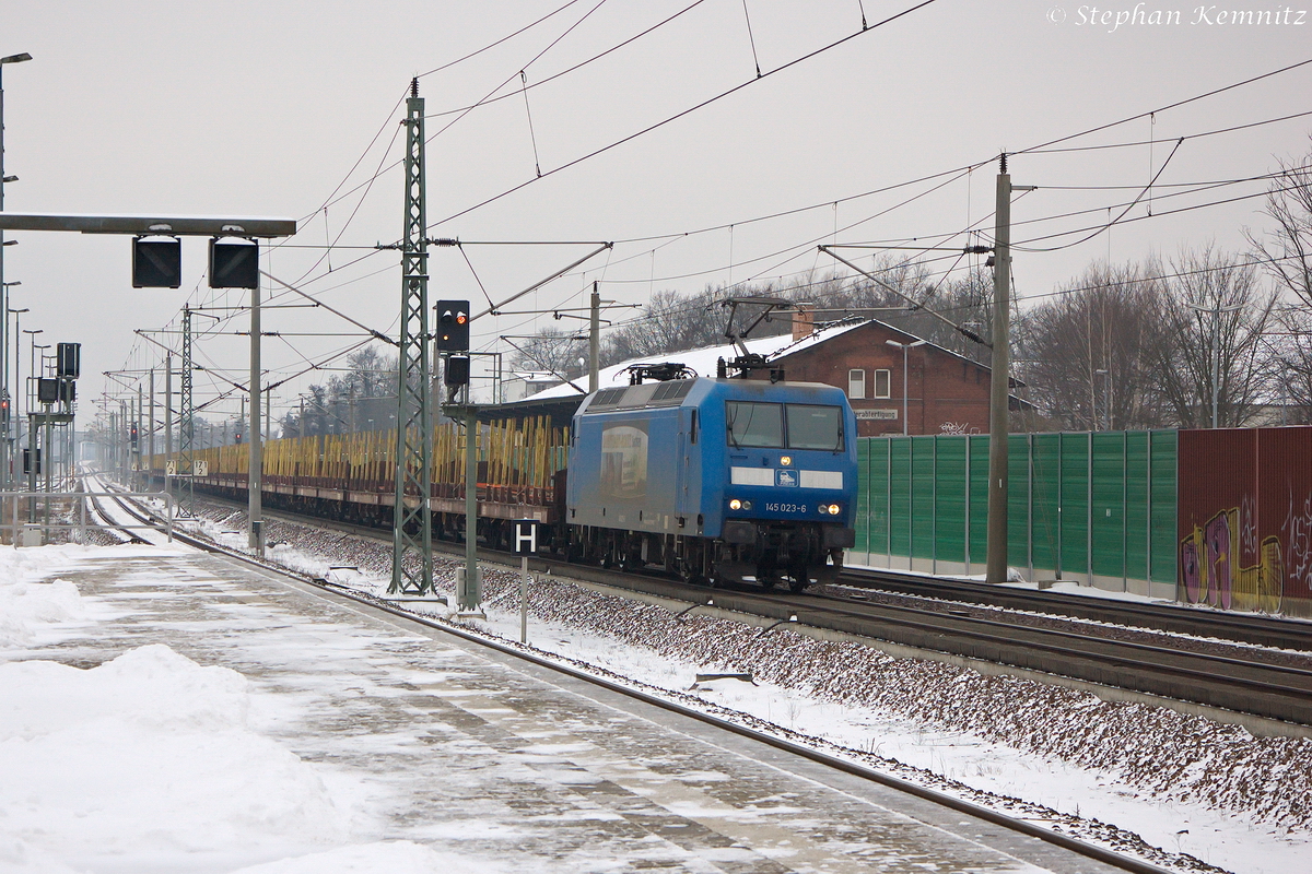 145 023-6  DAMPFLOKBAHN-ROUTE Sachsen  PRESS (145 083-2) mit einem leeren Holzzug, bei der Durchfahrt in Rathenow und fuhr in Richtung Wustermark weiter. 24.01.2014