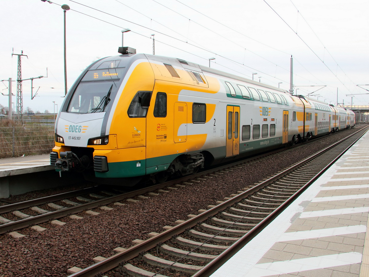 Auf Gleis 1 im Bahnhof Großbeeren fährt nun ET 445.107 mit dem RE 4 (RE 84020) in Richtung Rathenow am 04. Januar 2014 weiter.