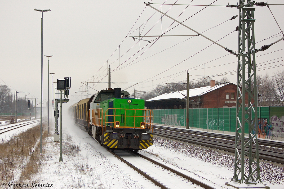 V 1700.02 (277 102-0) SETG - Salzburger Eisenbahn TransportLogistik GmbH mit einem leeren Holzzug, bei der Schnee aufwirbelten Durchfahrt in Rathenow und fuhr in Richtung Wustermark weiter. 22.01.2014