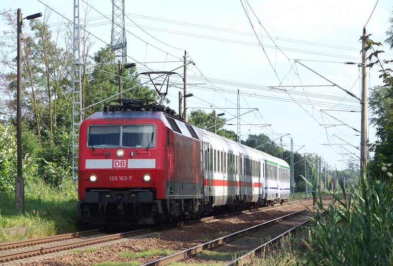 120 103-7 kommt hier am ehemaligen Haltepunkt  Ragow  mit seinem EC 340 (Krakow Glowny -> Hamburg Altona) durchgefahren. 20.07.2009