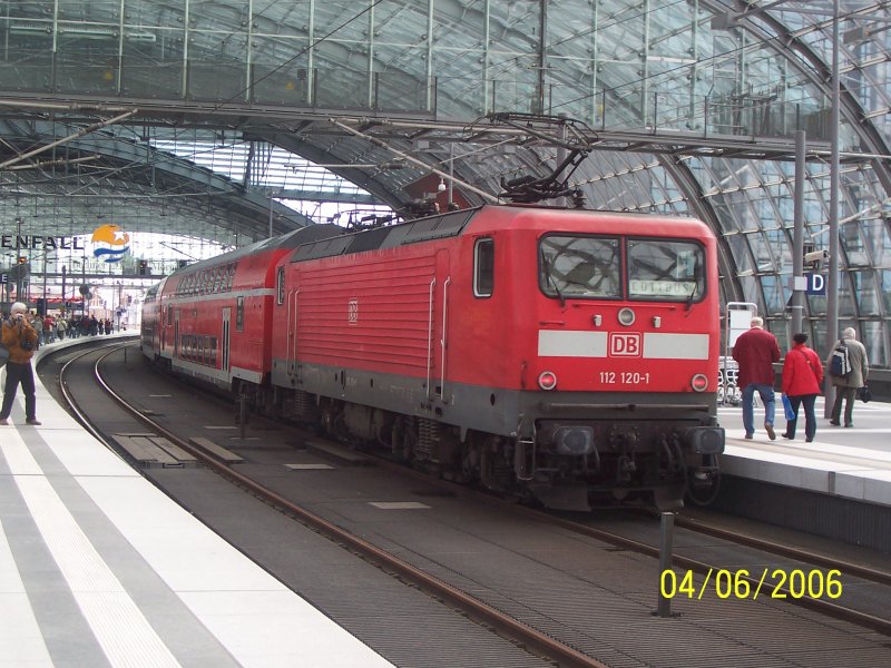 Am Gleis 12 steht bereit 112 120-1 mit dem RE2 von Rathenow nach Cottbus ber Lbbenau/Spreewald. 