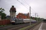 Es gibt sie doch noch die 182er der MRCE bei der DB. Hier ES 64 U2 - 074 (182 574-4) MRCE Dispolok GmbH f�r DB Fernverkehr AG mit dem EC 248 'WAWEL' von Krakow Glowny nach Hamburg-Altona in Rathenow. 11.05.2012