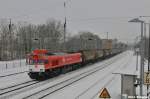 Die neu lackierte PB 13 der Crossrail-Schweiz drhnte mit ihrem Silozug durch den winterlichen Bahnhof Saarmund (04.01.11)