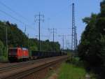 Erster Gterzug aus dem Gegenlicht am 02.06.2011 war 152 082-4 mit ihrem gemischten Zug in Richtung Genshagener Heide.