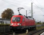 Panto gewechselt und Licht an. 182 001-8 bei Personalschulungen am Cottbuser Hbf. am 27.10.2009.