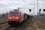 185 381-1 mit einem gemischten GZ bei der Einfahrt in den Bahnhof Rathenow wegen ICE und GZ berholung. 05.03.2011