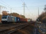 Die von RAILPOOL angemietete ITL Lok 185 677-2 (91 80 6185 677-2 D-Rpool)  auf dem Berliner Auenring  bei  Diedersdorf am 02. Februar 2012 mit einem Containerzug.