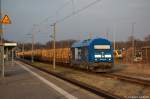 253 015-8 PRESS (223 052-2) mit einem Holzzug in Rathenow in Richtung Stendal unterwegs.