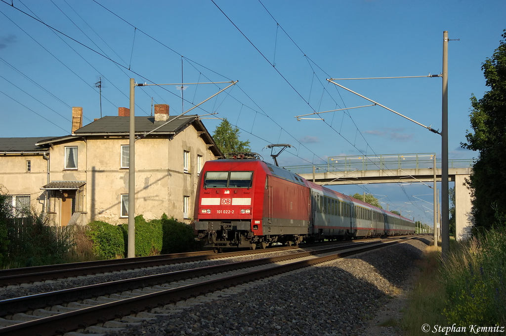 101 022-2 mit dem EC 172  Vindobona  von Villach Hbf nach Hamburg-Altona in Vietznitz. 22.06.2012
