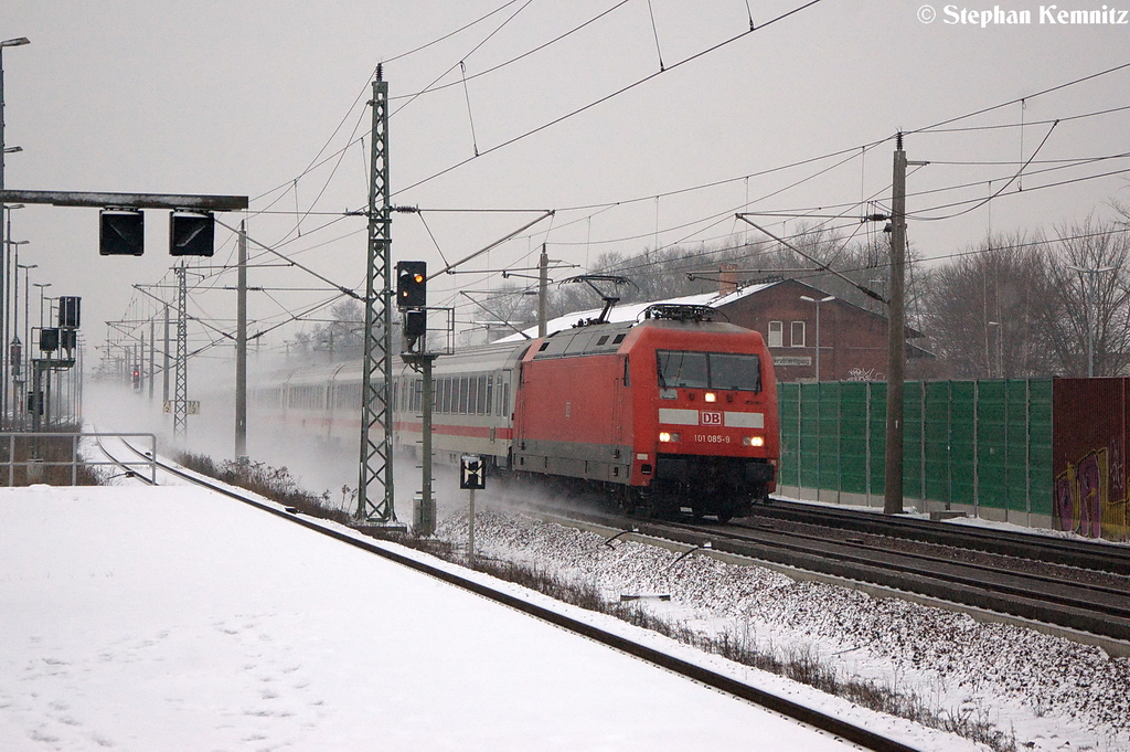 101 085-9 mit dem IC 141 von Amsterdam Centraal nach Berlin Hbf (tief) mit ca. 35min Versptung durch Rathenow. 22.12.2012