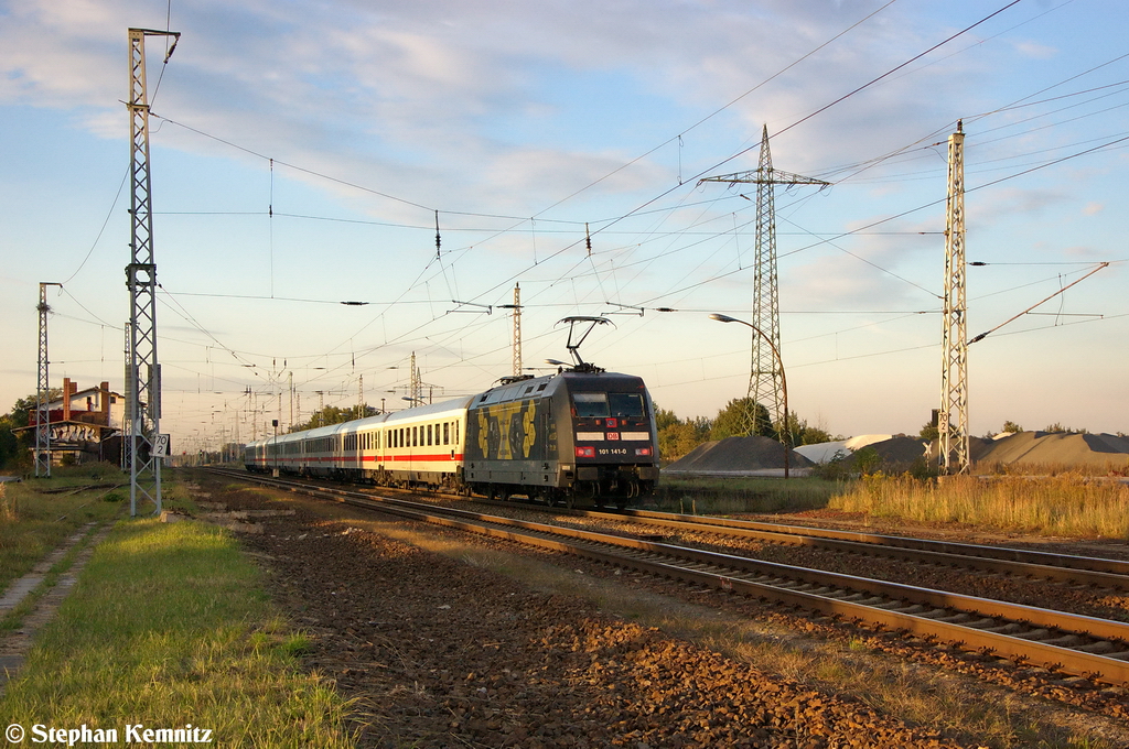 101 141-0  Bahnazubis Gegen Gewalt  mit dem IC 2431  Borkum  von Emden Außenhafen nach Cottbus in Satzkorn. 02.10.2012