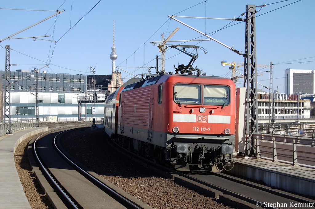 112 117-7 mit dem RE1 (RE 18119) nach Berlin Ostbahnhof am Berliner Hbf. 19.03.2011