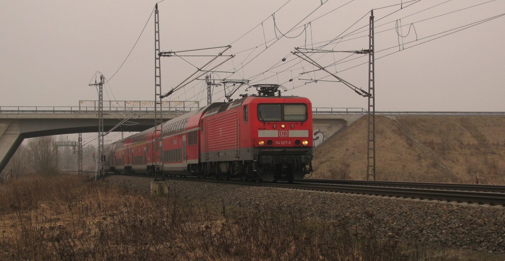114 027-6 mit RE 5 Richtung Stralsund am 05.03.2011 durch Trebbin.