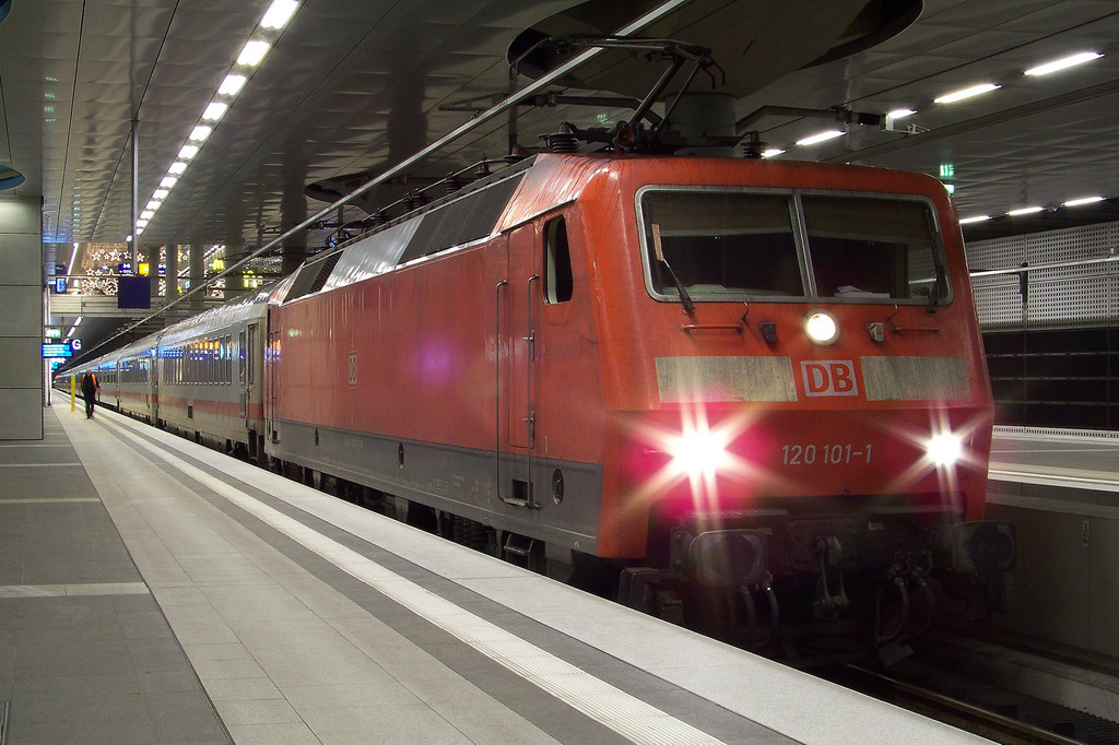 120 101-1 mit einem Ersatz-IC aus Richtung Kln/Bonn fhrt jetzt weiter nach Berlin Rummelsburg in IC-Werk. Berlin Hbf (tief) den 05.12.2009
