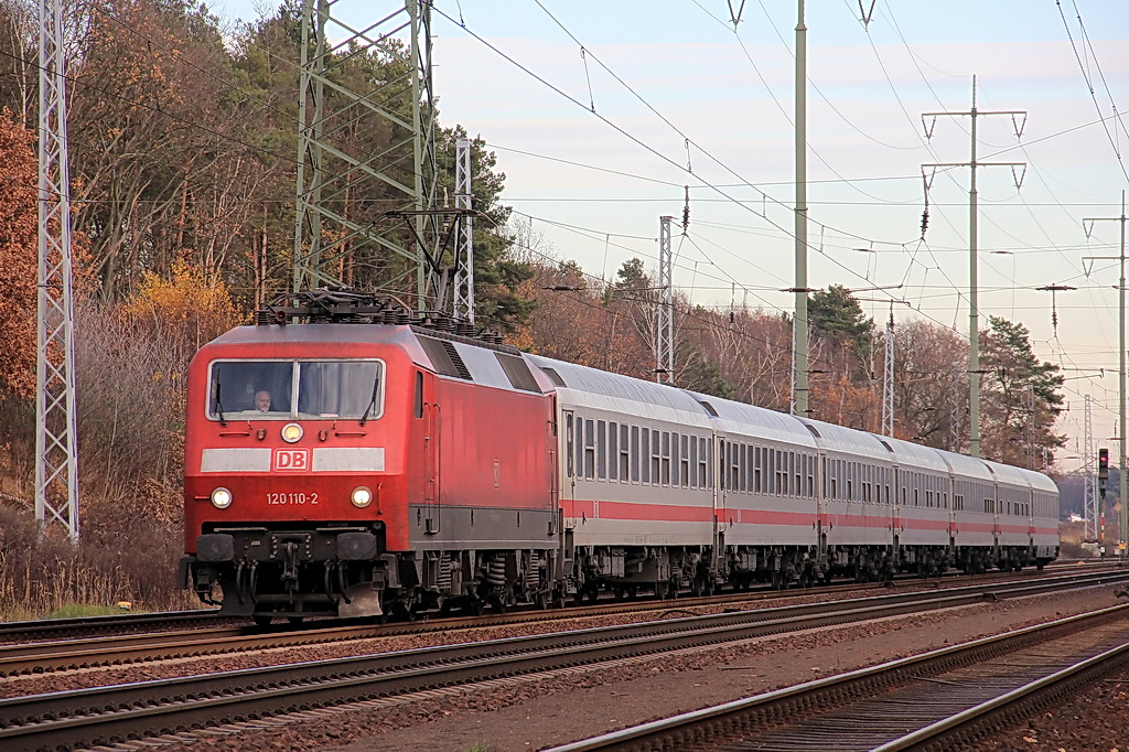 120 110-2 mit einem IC am 25. November 2011 bei km 24.4 auf dem Berliner Auenring bei Diedersdorf.