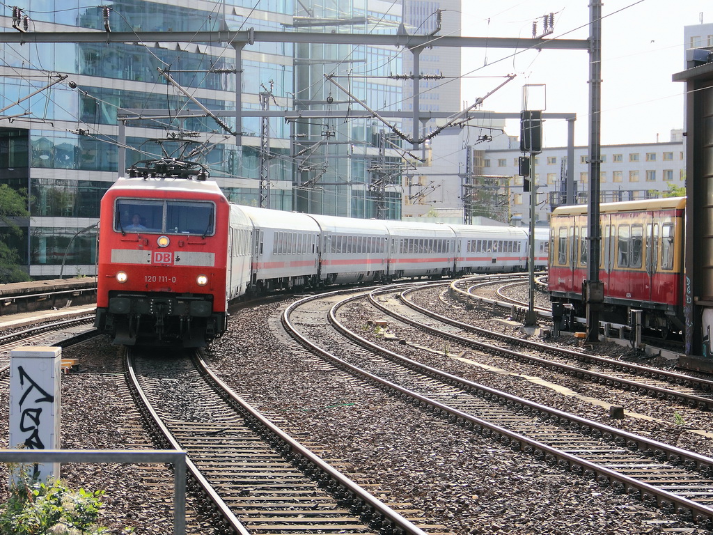 120 111-0 bei der Durchfahrt durch den Bahnhof Berlin Zoologischen Garten am 20. September 2012.