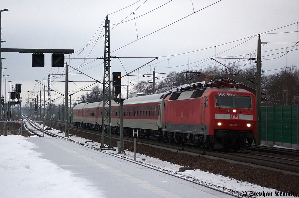 120 119-3 mit dem CNL 471 von Paris Est nach Berlin Sdkreuz in Rathenow. 13.02.2012