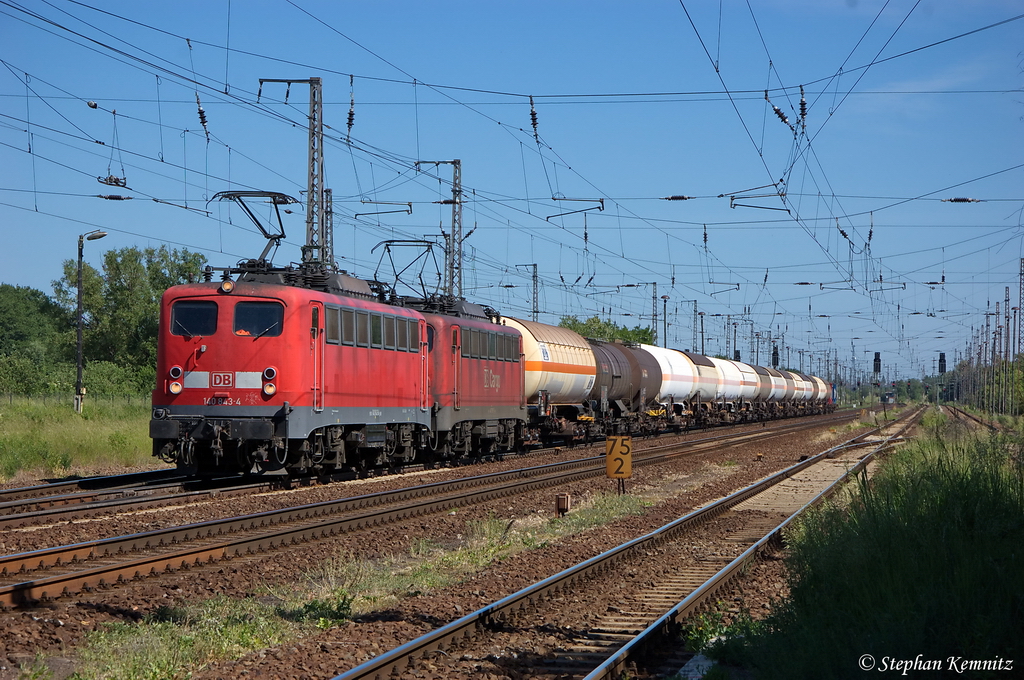140 843-4 & 140 790-7 Railion Deutschland AG mit einem Kesselzug  Propen  und zwei Flssigkeitscontainer in Priort, in Richtung Golm unterwegs. 26.05.2012