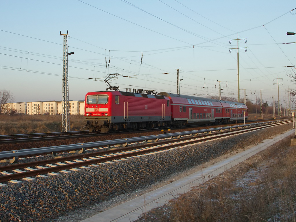 143 058-6 mit RB 22 am 30. Januar 2012 kurz vor der Einfahrt in den Bahnhof Berlin Schnefeld Flughafen.