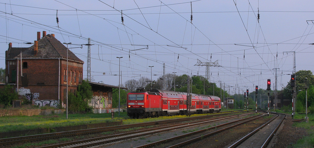 143 848-0 zieht ihren RE 7 in Richtung Berlin in den Bahnhof Zossen herein vorbei an den alten schnen Bahnanlagen. 29.04.2011