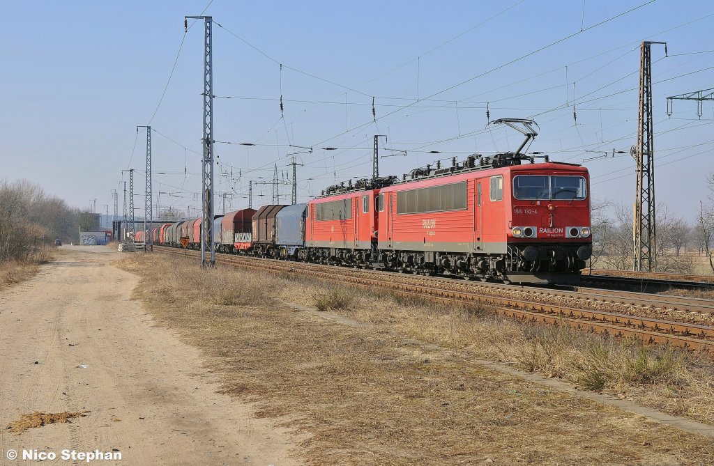 155 132-4 & 155 151-4 waren mit einem langen & leeren Stahlzug nach Ziltendorf unterwegs,hier durchfahren sie gerade Saarmund (01.03.11)
