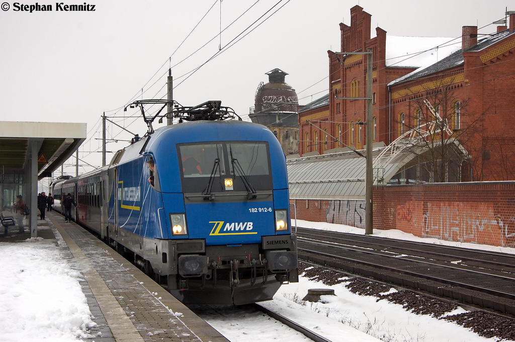 182 912-6 MWB - Mittelweserbahn GmbH fr ODEG - Ostdeutsche Eisenbahn GmbH mit dem RE4 (RE 37319) von Rathenow nach Ludwigsfelde in Rathenow. 10.12.2012