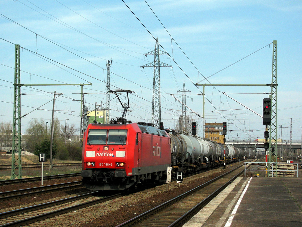 185 188-0 mit einem Kesselzug, der Harnstoff geladen hatte Richtung Gesnhagerner Heide auf dem  falschen  Richtungsgleis am 08.04.2010.