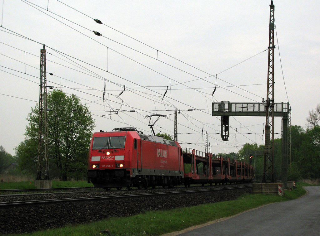 185 266-4 kam kurz nach der 119 mit einem Umleiter nach Frankfurt(Oder) am 01.05.2010 durch Bestensee.