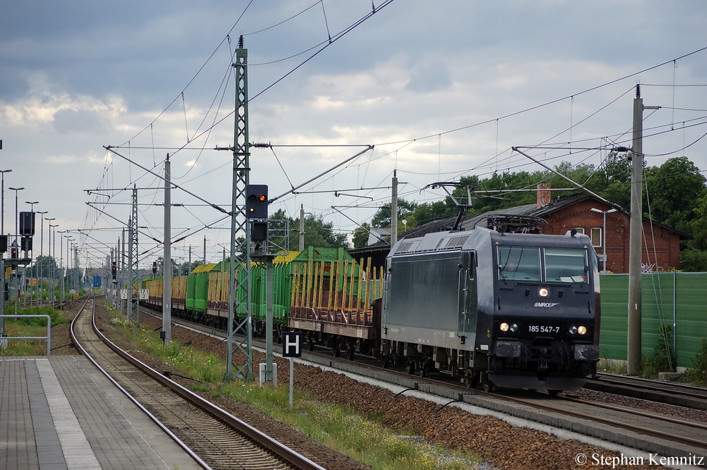 185 547-7 MRCE im Dienst fr die PRESS mit leeren Holzzug in Rathenow Richtung Wustermark unterwegs. 14.07.2011