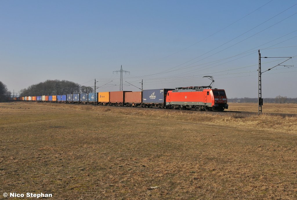 189 005-2 donnert bei Ahrensdorf mit einem Containerzug nach Tschechien (26.02.11)