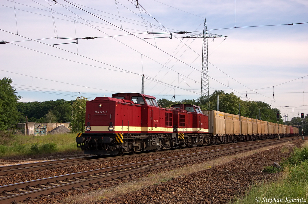 204 347-9 (202 347-1) & 204 311-5 (202 311-7) MTEG - Muldental Eisenbahnverkehrsgesellschaft mbH mit einem Hackschnitzelzug in Satzkorn, in Richtung Priort unterwegs. Ziel des Zuges war Stendal. 26.05.2012