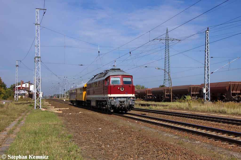 232 550-4 DGT - Deutsche Gleis- und Tiefbau GmbH mit einem Bauzug in Satzkorn und fuhr in Richtung Golm weiter. 02.10.2012