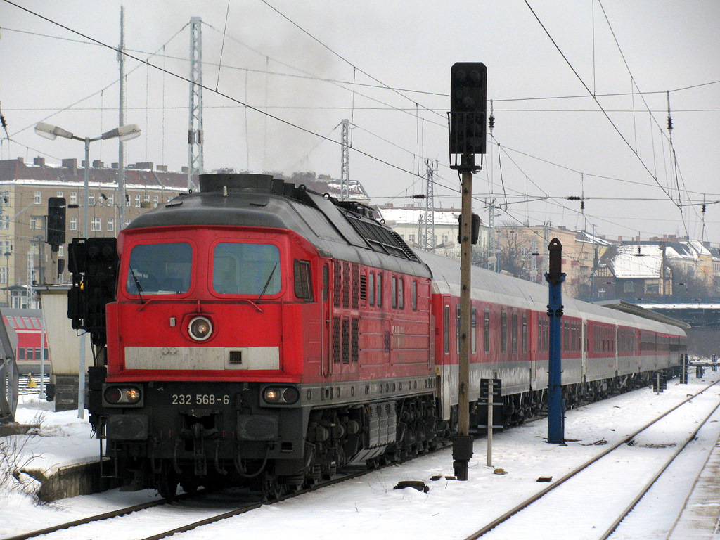 232 568-6 auf dem Weg zur Warschauer Str. 24.01.2010 in Berlin Lichtenberg mit einem AZ aus Bozen.