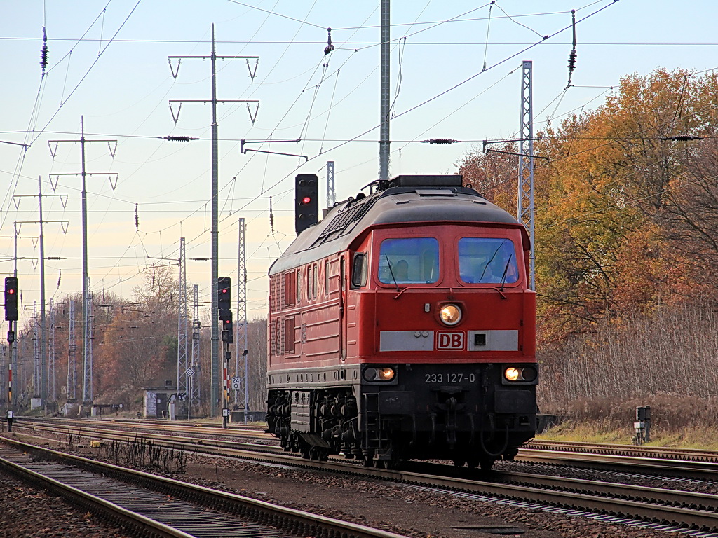 233 127-0 durchfhrt am 25. November 2011 den Ort Diedersdorf in Brandenburg auf den sdlichen Berliner Auenring als Leerzug.