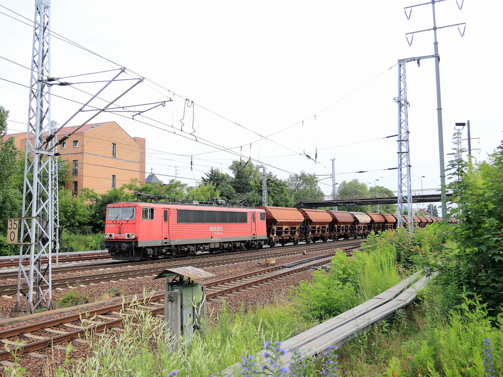 29. Juni 2012 an der Fugngerbrcke in Schnefeld ist 155 121-7 auf dem Wege zum Bahnhof Berlin Schnefeld Flughafen