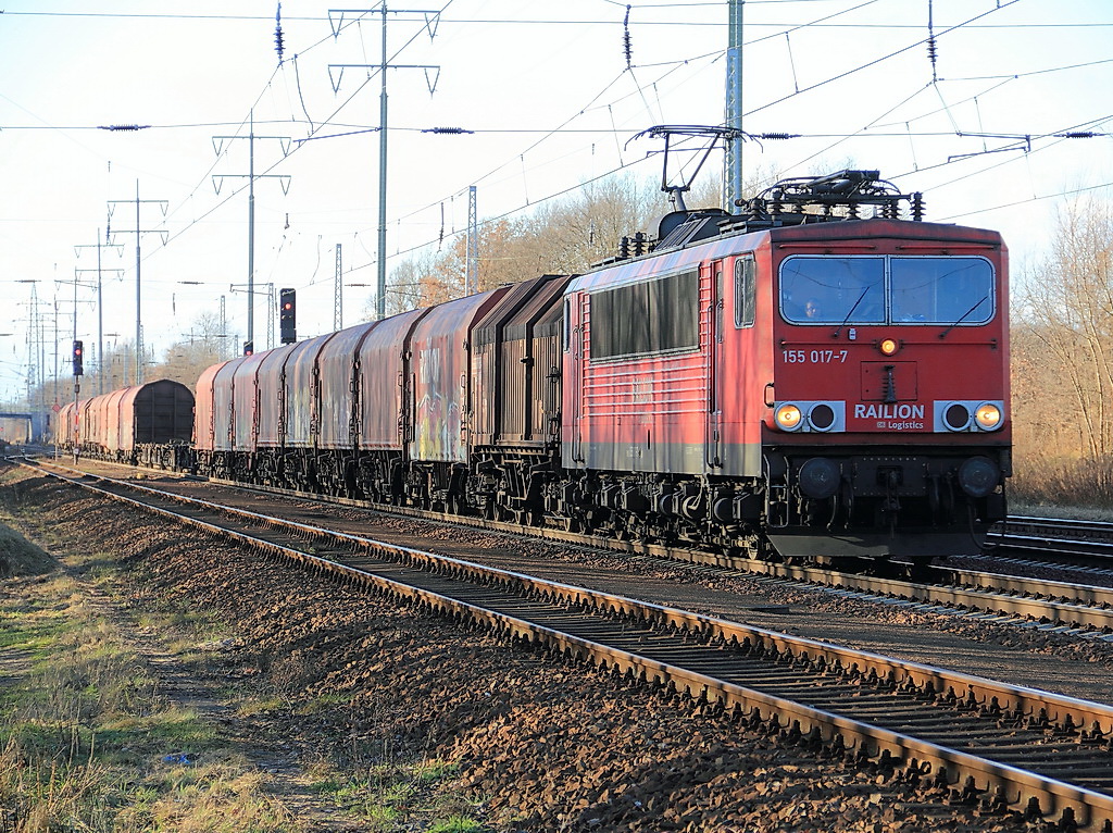 30. Dezember 2012 - 155 017-7 mit einem Gterzug am 30. Dezember 2012 auf dem Berliner Auenring bei Diedersdorf.