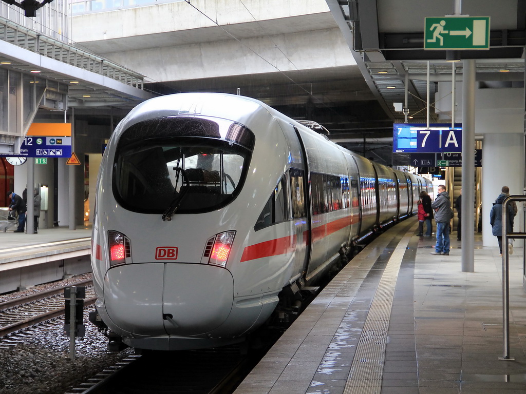 411 013-6 (Hansestadt Stralsund) als ICE 1612 von Mnchen Hauptbahnhof am 24. Dezember 2011 nun auf Gleis 7 mit + 25 eingefahren. 