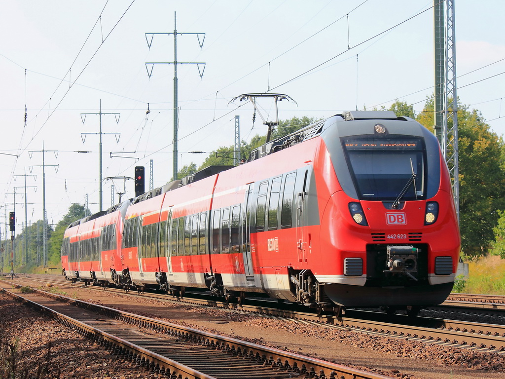 442 622 und 442 129 als RB 22 (RB 28820) von Potsdam Hauptbahnhof nach Berlin Schnefeld Flughafen bei Diedersdorf auf dem sdlichen Berliner Auenring am 16. September 2012. 
