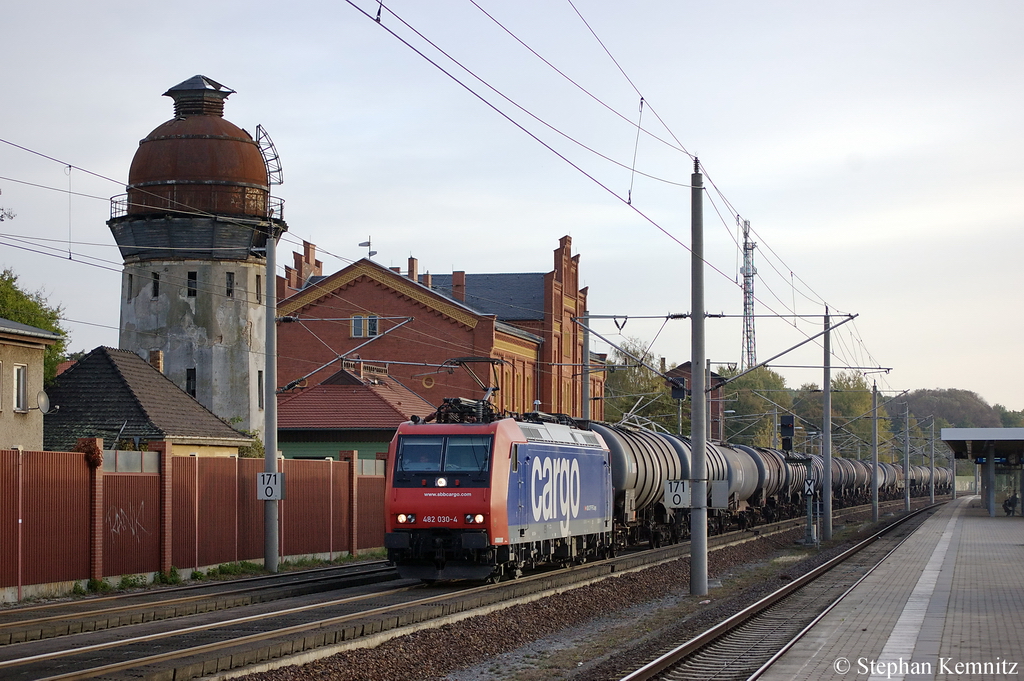 482 030-4 SBB Cargo mit einem Dieselkraftstoff, Gasl oder Heizl (leicht) Kesselzug in Rathenow Richtung Stendal unterwegs. 19.10.2011