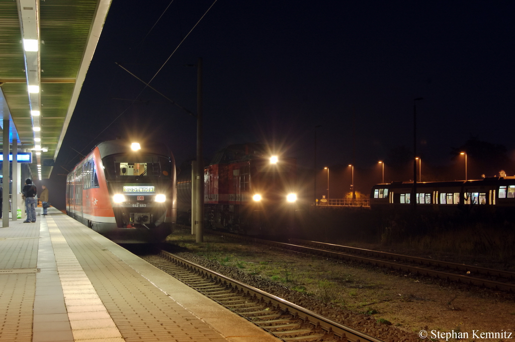642 163/663 als RB13 (RB 17968) von Rathenow nach Stendal in Rathenow. Sie musste aber 15min später abfahren weil der RE2 (RE 37384) aus Cottbus mit +15 in Rathenow ankam. Daneben steht eine V100-Ost (202 738-4) der EBS mit einem Kesselzug für das Premnitzer Gewerbegebiet und wartet auf die abfahrt der MR51 nach Brandenburg Hbf. 08.11.2011