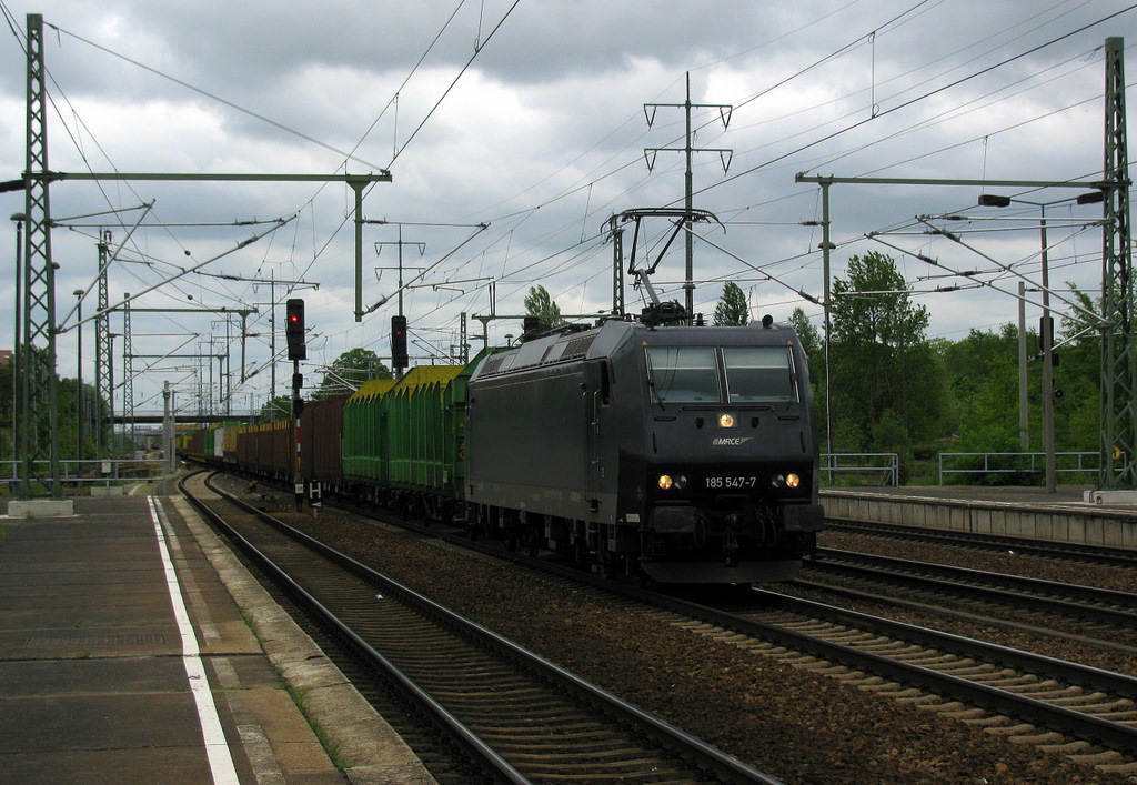 Am 18.05.2010 traf ich die 185 547-7 der MRCE mit einem leeren Holzzug Richtung Grnauer Kreuz durch Berlin Schnefeld Flughafen.
